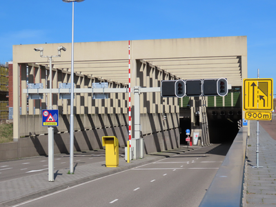 848814 Gezicht op de in- en uitgang van de Stadsbaantunnel, vanaf de Soestwetering in de wijk Leidsche Rijn te Utrecht.